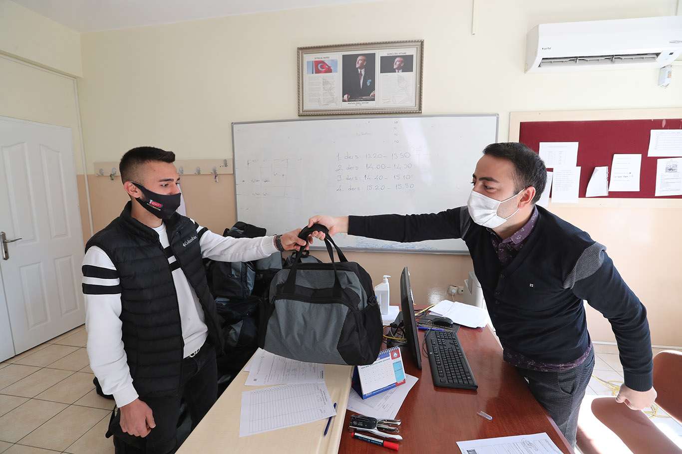 Gaziantep’te askere gidenlere ihtiyaç çantası desteği Gaziantep’te askere gidenlere ihtiyaç çantası desteği